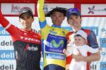 Contador synes at have svært ved at finde en grimasse, der kan passe på podiet i Baskerlandet Rundt sammen med sine spanske landsmnænd Alejandro Valverde og Ion Izagirre. Foto: Gomez Sport. 