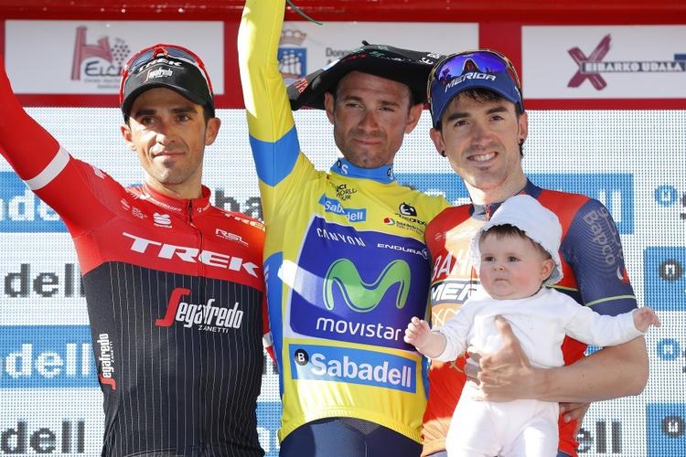 Contador synes at have svært ved at finde en grimasse, der kan passe på podiet i Baskerlandet Rundt sammen med sine spanske landsmnænd Alejandro Valverde og Ion Izagirre. Foto: Gomez Sport. 