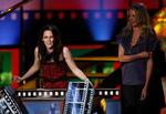 I 2009 vandt skuespillerinden Kristen Stewart prisen for bedste kvindelige optræden ved the MTV Movie Awards. Den kategori findes ikke længere. Foto: AP Photo/Matt Sayles 