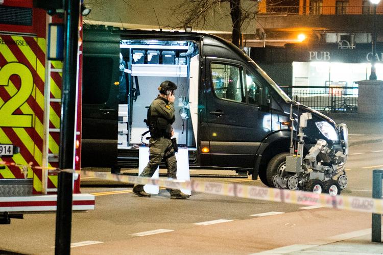Norsk politi uskadeliggjorde natten til søndag en bombe i det centrale Oslo. Risikoen for nye angreb er vokset til 'sandsynlig', vurderer den norske sikkerhedstjeneste. Foto: Fredrik Varfjell via AP 