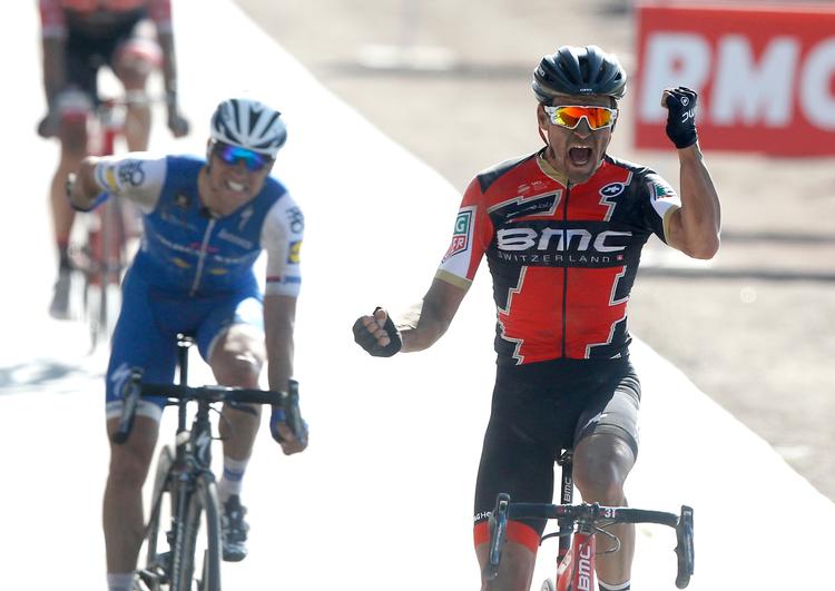 Greg Van Avermaet har ingen problemer med at henvise tjekken Zdenek Stybar til andenpladsen på velodromen i Roubaix. 