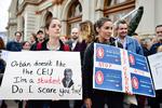 Studerende i Budapest demonstrerede i april mod Orban-regeringens planer om lovgivning, der truer byens uafhængige Centraleuropæiske Universitet, grundlagt af den amerikanske milliardær George Soros i 1991. Det er blandt andet det problem, der gør, at Europaparlamentet vil have EU til at true Viktor Orban med strafprocedurer for brud på europæiske grundværdier. 