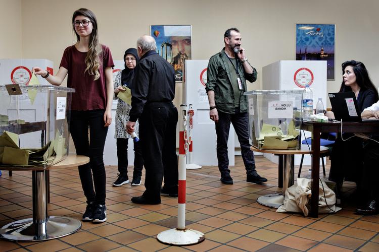 Valget på ambassaden i København blev afsluttet i går. Her ses vælgere ved stemmeafgivning i sidste weekend. 