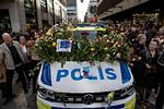 Svensk politi har modtaget stor folkelig hyldest for indsatsen efter fredagens terrorangreb. Her en blomsterprydet politibil lige ved det sted, hvor lastbilen endte sin vanvidsfærd.
 