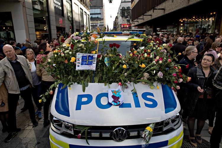 Svensk politi har modtaget stor folkelig hyldest for indsatsen efter fredagens terrorangreb. Her en blomsterprydet politibil lige ved det sted, hvor lastbilen endte sin vanvidsfærd.
 