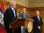 Arkansas' guvernør, Asa Hutchinson, gav på en pressekonference forleden udtryk for, at han ville foretrække at sprede de planlagte henrettelser over en længere periode, men ikke føler, at han har noget valg. 