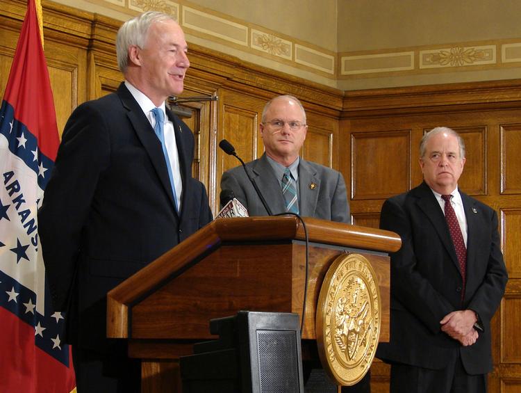 Arkansas' guvernør, Asa Hutchinson, gav på en pressekonference forleden udtryk for, at han ville foretrække at sprede de planlagte henrettelser over en længere periode, men ikke føler, at han har noget valg. 