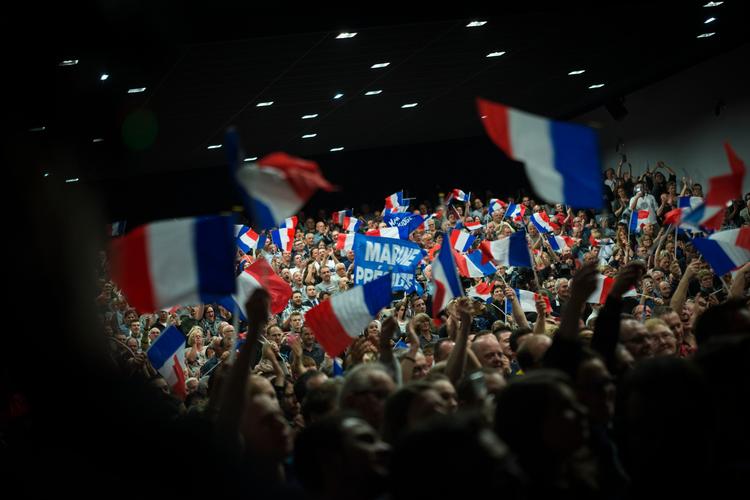 Det er blandt andet Marine Le Pen-vælgere som disse, der er utilfredse med det etablerede politiske system i Frankrig. 