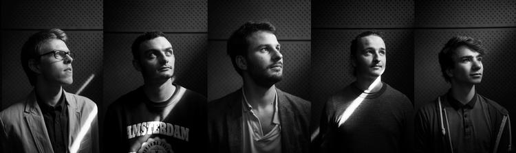 Hvert år tager 10.000 franskmænd en 8 timer lang eksamen i håbet om at komme ind på et af Frankrigs eliteskoler, Science Politique. Skolen, der er specialiseret i politik, er med til at uddanne en elitær kaste, der udgør majoriteten af landets politikere.  