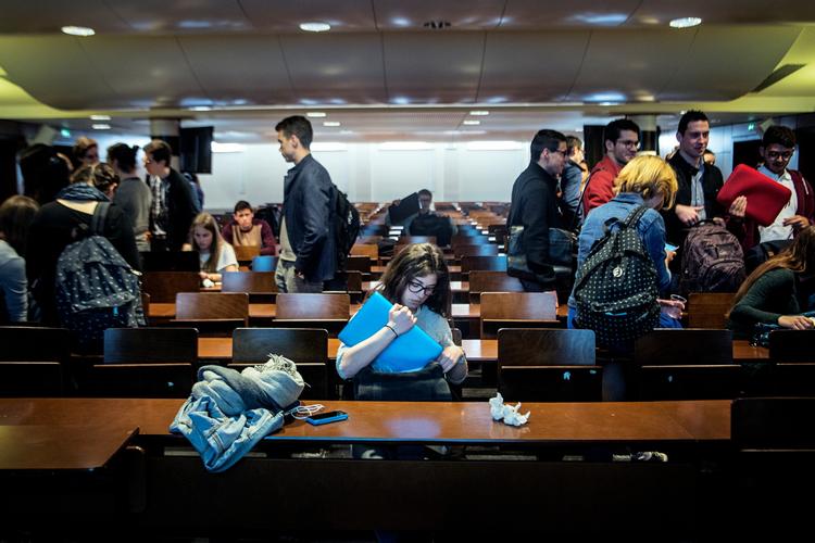 Marie Denoue, 20 år, vælger at sætte sig på forreste række til undervisningen i politisk adfærd. På den måde mister hun ikke fokus under det to timer lange oplæg.  