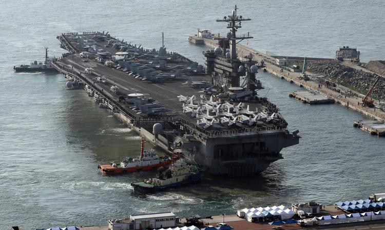 USA har bl.a. sendt dette hangarskib, USS Carl Vinson, mod Den Koreanske Halvø. 