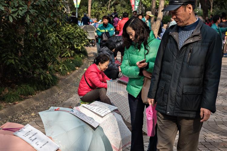 I Folkets Park i Shanghai sætter forældre sig hver weekend med en paraply, hvorpå de har vedhæftet en beskrivelse af deres søn eller datter. Så kan andre forældre vurdere, om der er mulighed for et match med deres eget voksne barn. 