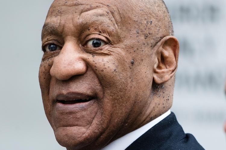 Bill Cosby er sigtet for i flere tilfælde at have drukket kvinder fulde og bedøvet dem med stoffer, inden han havde sex med dem. 