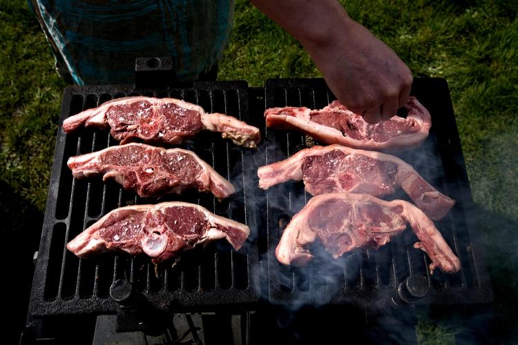 Grill er indbegrebet af sommerhygge, men måske skulle vi bare holde os til at gøre det om sommeren og ikke fra april til oktober. For klimaets skyld. 