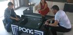 Det originale 'Pong'-spil fra Atari kan nu bestilles som et analogt, mekanisk spil, der er bygget ind i et stuebord. Projektet er kommet i gang efter en crowdfunding-kampagne (Foto: YouTube/Table Pong Project). 