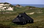 'Beliggenhed tæt på havet er med til at drive prisen på det lejede sommerhus op.  