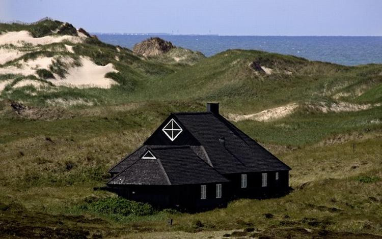 'Beliggenhed tæt på havet er med til at drive prisen på det lejede sommerhus op.  