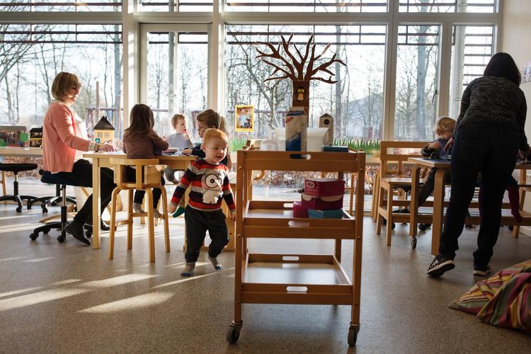Børn i daginstitutioner skal beskyttes af en arbejdsmiljølov på samme måde, som voksne er det, mener SF. Flere partier bakker op. Hjerrild Melissa Kühn/POLFOTO