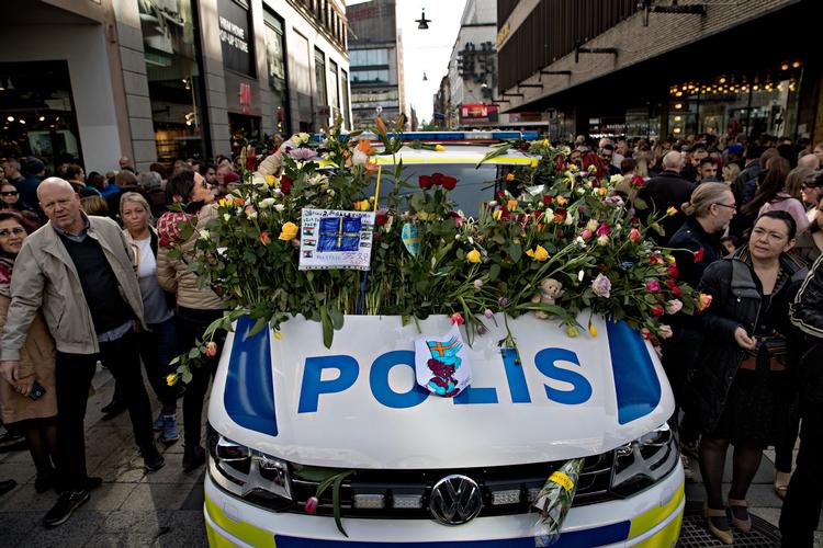 Svensk politi har sjældent været så populært som lige nu. Men samtidig stilles spørgsmål om, hvorfor Rakhman Akilov ikke var blevet udvist trods kendte Islamisk Stat-sympatier.
 