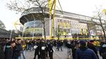 Politibetjente foran Dortmunds hjemmebane Signal Iduna Park, efter den tyske klubs spillerbus blev ramt af tre eksplosioner kørt for kampstart her til aften. 
