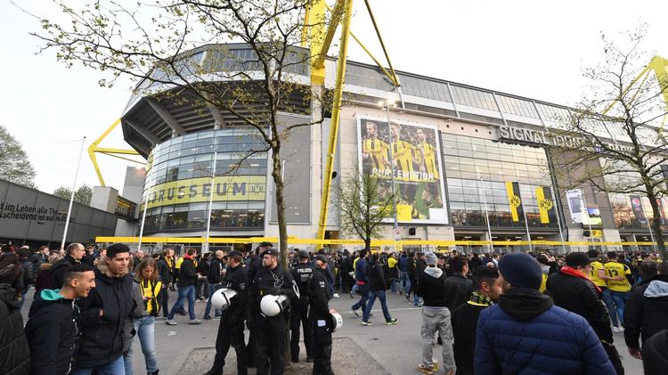 Politibetjente foran Dortmunds hjemmebane Signal Iduna Park, efter den tyske klubs spillerbus blev ramt af tre eksplosioner kørt for kampstart her til aften. 