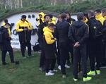 Cheftræner Thomas Tuchel og Dortmund-spillerne står udenfor, efter at spillerbussen blev ramt af eksplosioner. 