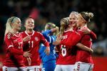 Stine Larsen (nr. to fra højre) scorede to af Danmarks fem mål. 