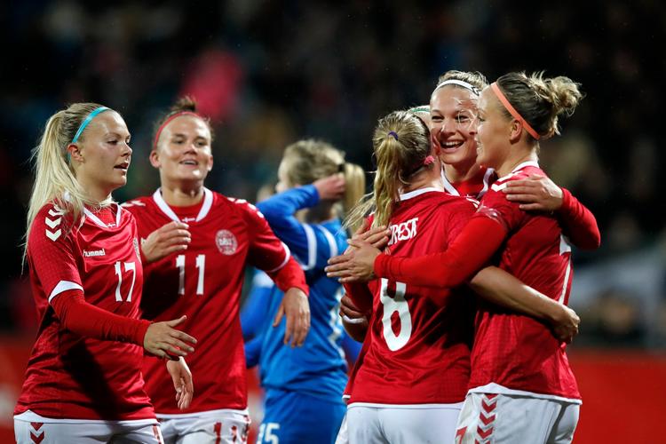 Stine Larsen (nr. to fra højre) scorede to af Danmarks fem mål. 