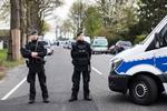 Politiet har fundet et brev på det sted, den tyske spillerbus blev udsat for tre eksplosioner. Brevet hævder, at islamister står bag angrebet, men det kan være et falsk spor, siger efterforskere. Foto: Bernd Thissen/AP 