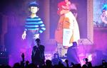 Damon Albarn synger sammen med bandet the Gorillaz til en koncert i London med med det nye album 'Humanz'. 
