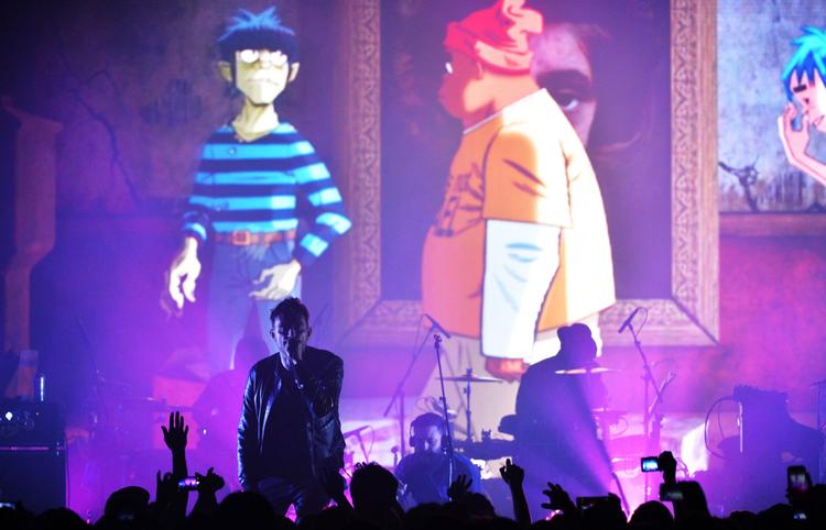 Damon Albarn synger sammen med bandet the Gorillaz til en koncert i London med med det nye album 'Humanz'. 