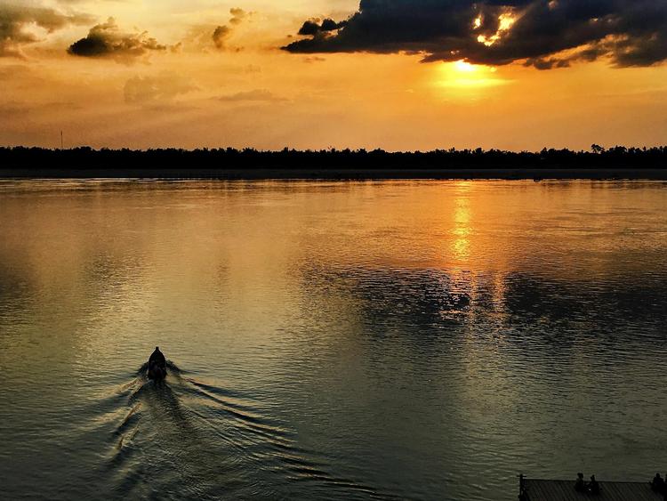 Mekong begynder som smeltet sne i Tibet og snor sig gennem Kina, Burma, Thailand, Laos, Cambodja og Vietnam med forgreninger og bifloder, som er livsgrundlag for 60 millioner mennesker. Her i Cambodja er fiskeindustrien vigtig, og 75 procent af befolkningens animalske proteinindtag stammer fra fisk fra Mekong. 