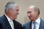 Vladimir Putin (t.h.) og Rex Tillerson har mødt hinanden før - her i 2011. 