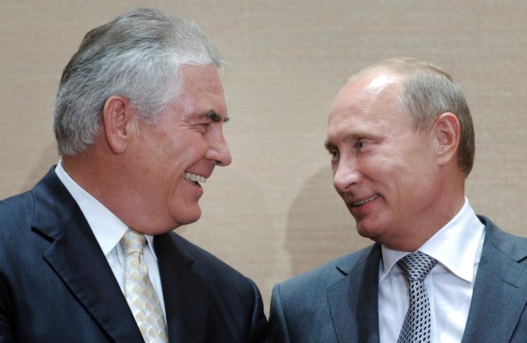 Vladimir Putin (t.h.) og Rex Tillerson har mødt hinanden før - her i 2011. 