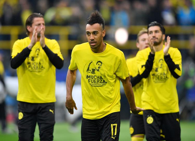 Under opvarmningen bar Pierre-Emerick Aubameyang og de øvrige Dortmund-spillere en t-shirt med en hilsen til den sårede holdkammerat Marc Bartra. 
