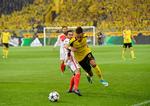  Dortmunds topscorer Pierre-Emerick Aubameyang glider forbi Almamy Toure. 