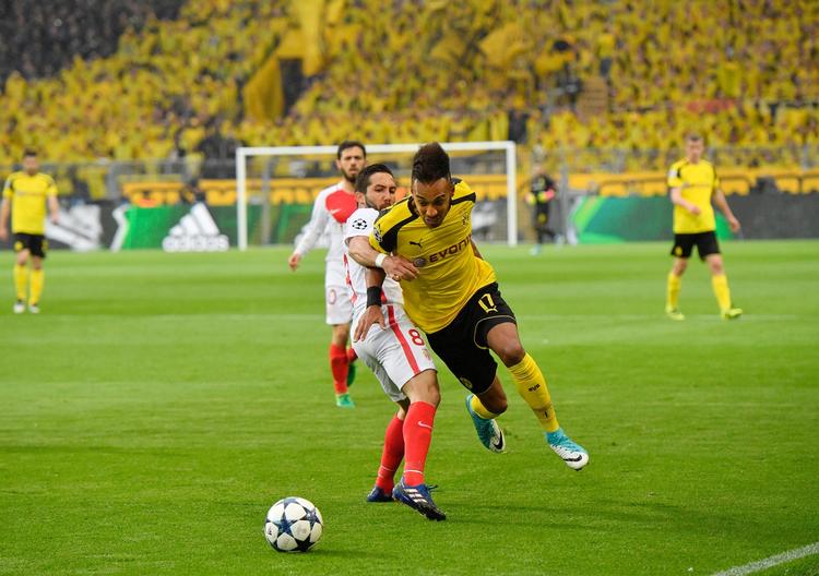  Dortmunds topscorer Pierre-Emerick Aubameyang glider forbi Almamy Toure. 