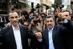 Mahmoud Ahmadinejad (t.h.) på vej til  Indenrigsministeriet for at lade sig registrere som kandidat. 