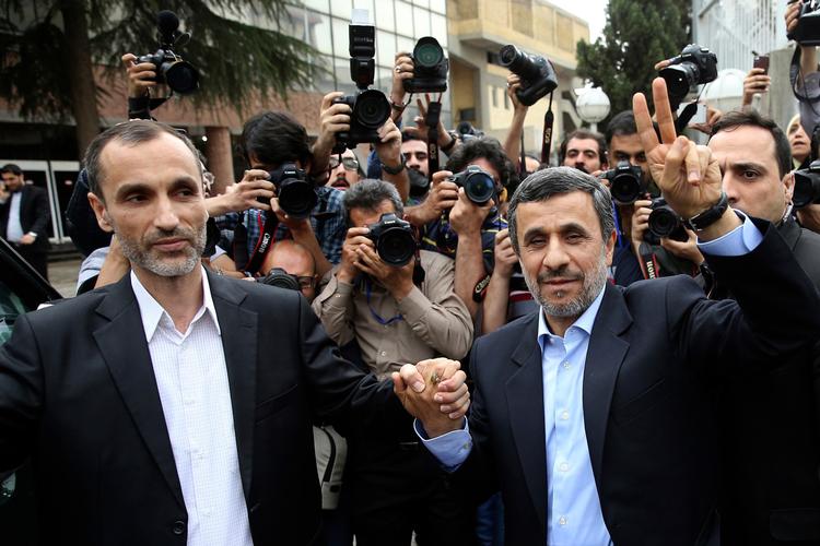 Mahmoud Ahmadinejad (t.h.) på vej til  Indenrigsministeriet for at lade sig registrere som kandidat. 
