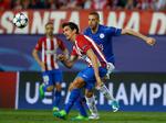 Atleticos Juanfran i kampe med Leicester Citys Islam Slimani. 