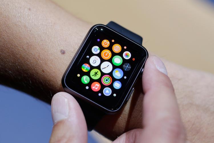 Apple Watch har i dag sensorer, der kan måle brugerens puls, men Apple har ifølge rygter fra starten af ønsket, at uret skulle have en hel række helse-sensorer.  