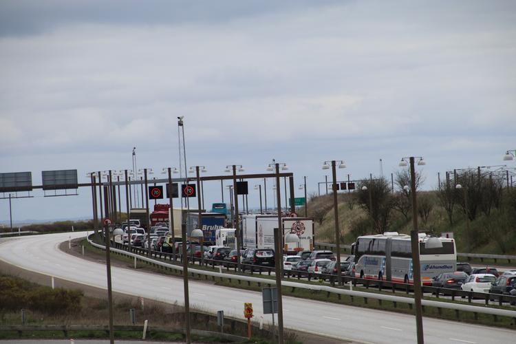 Øresundsbroen blev torsdag eftermiddag  lukket for trafik i begge retninger. 
Nu er trafikken åben fra Danmark mod Sverige. 