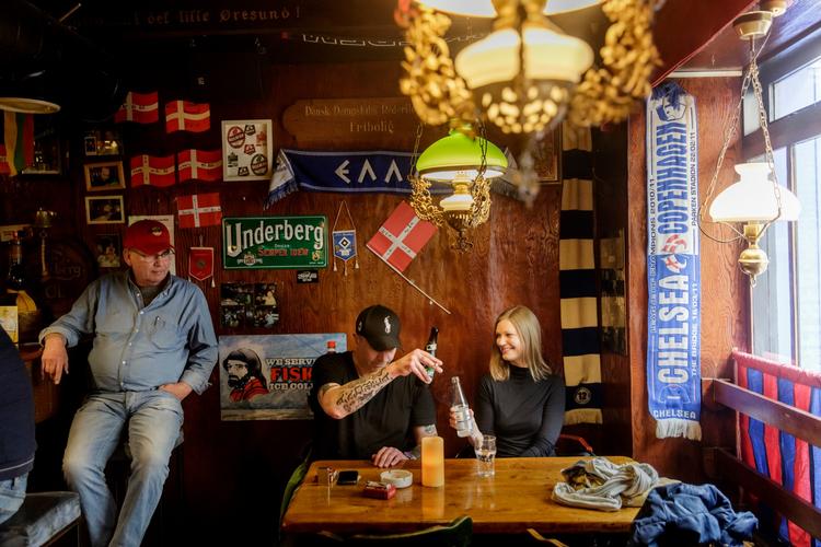 Sara Rande (med danskvand) holdt i efteråret event her på bodega Det Lille Øresund i Oehlenschlægersgade. De omkring 20 internationale studerende, der mødte op, lærte om danske omgangsformer og kunsten at rafle meyer. 