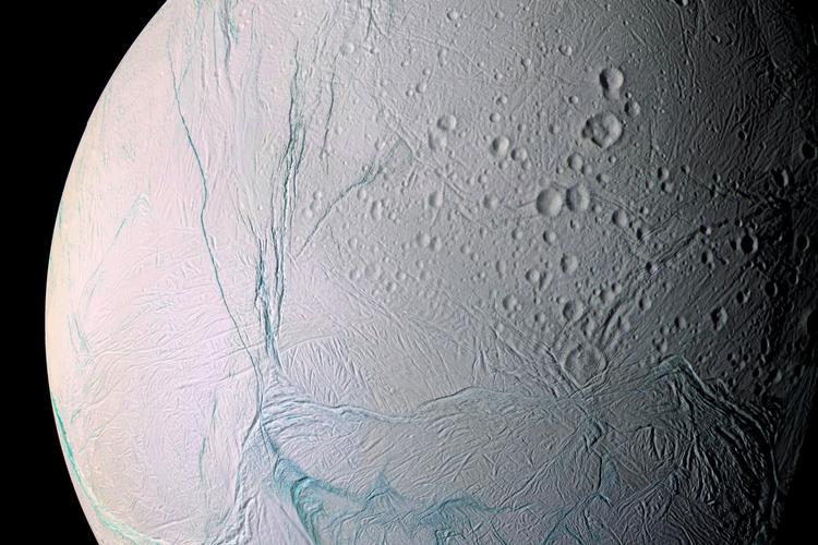 Saturns måne Encaladus med sin tilfrosne overflade fotograferet fra rumfartøjet Cassini. Nasa kunne i dag fortælle, at de har stærke formodninger om, at der er gode forudsætninger for liv på månen. 
