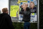 22-årige Kevin Diebold (t.h.) og David Muller på 23 år, begge fra Front Nationals ungdomsorganisation, hænger valgplakater op i landsbyen Rhinau i departementet Bas-Rhin, Alsace. Front National Jeunesse har omkring 500 medlemmer i området.  
