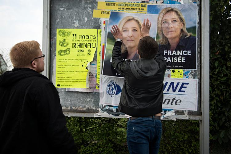 22-årige Kevin Diebold (t.h.) og David Muller på 23 år, begge fra Front Nationals ungdomsorganisation, hænger valgplakater op i landsbyen Rhinau i departementet Bas-Rhin, Alsace. Front National Jeunesse har omkring 500 medlemmer i området.  