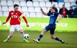 Vejles anfører Viljormur Davidsen (tv.) i nærkamp mod Nykøbing. Kampen endte uafgjort 2-2. 