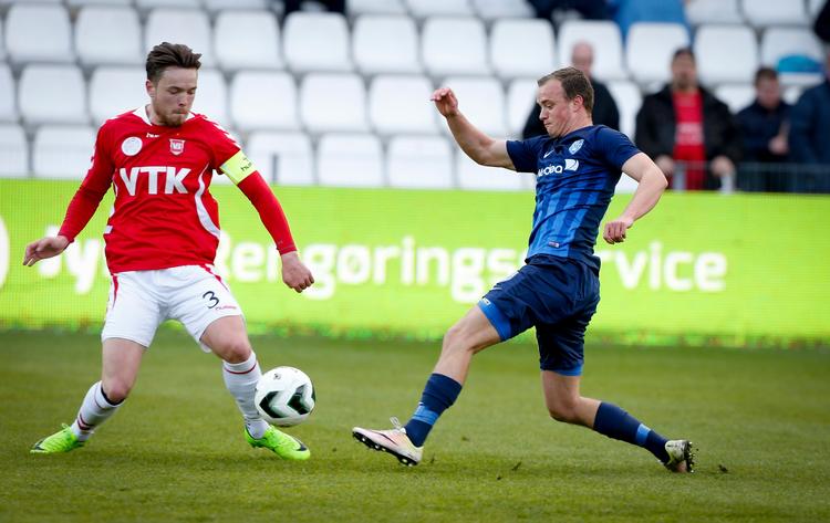 Vejles anfører Viljormur Davidsen (tv.) i nærkamp mod Nykøbing. Kampen endte uafgjort 2-2. 
