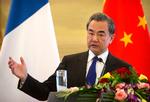 Kinas udenrigsminister, Wang Yi, mener, at dialog er den eneste vej frem. 