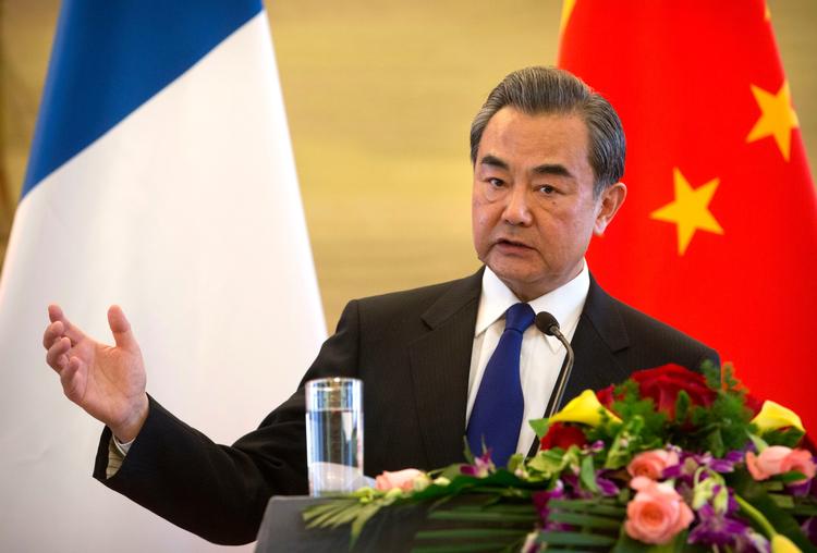 Kinas udenrigsminister, Wang Yi, mener, at dialog er den eneste vej frem. 